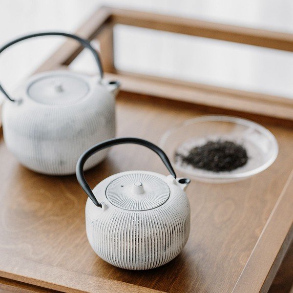 Fekete-fehér öntöttvas teáskanna szűrővel 350 ml Sencha – S|P Collection-image-1