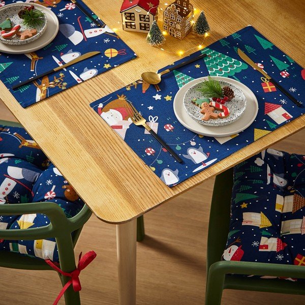 Karácsonyi mintás textil tányéralátét szett 2 db-os 30x46 cm Santa's Christmas Wonderland – Catherine Lansfield-image-3