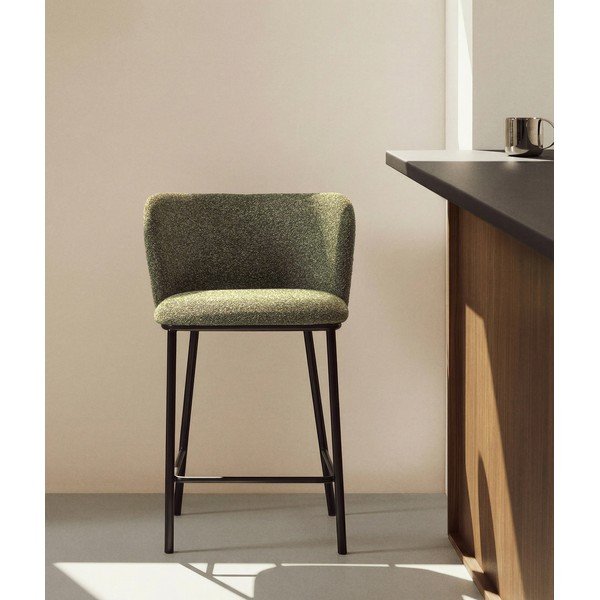 Sötétzöld kárpitozott bárszék (ülésmagasság 65 cm) Ciselia – Kave Home-image-1