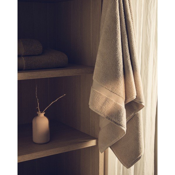 Bézs frottír pamut fürdőlepedő 70x140 cm Olvira – Kave Home-image-3
