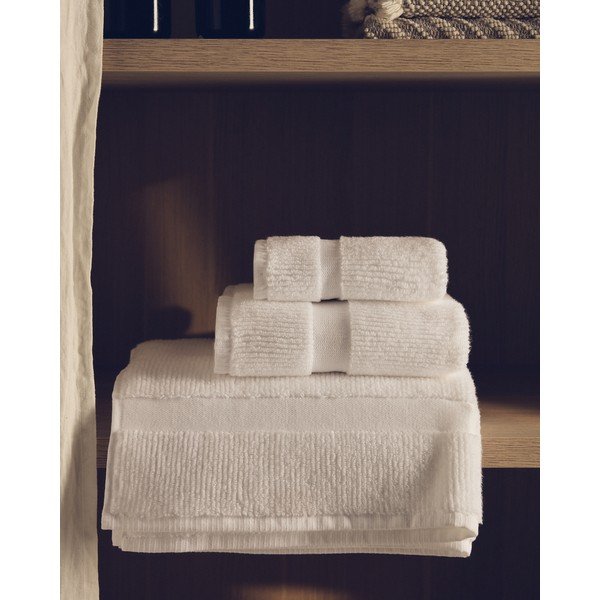 Fehér frottír pamut fürdőlepedő 70x140 cm Olvira – Kave Home-image-1