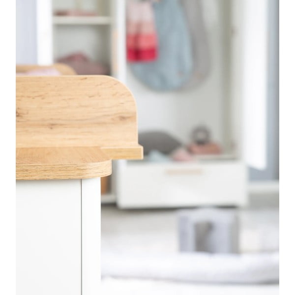 Fehér alacsony gyerek komód pelenkázó feltéttel tölgyfa dekorral 119x100 cm Ava – Roba-image-4