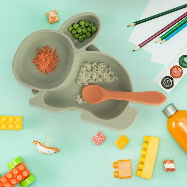 Zsályaszínű szilikon gyerek tányér 18x23 cm Bunny – Orion-image-1