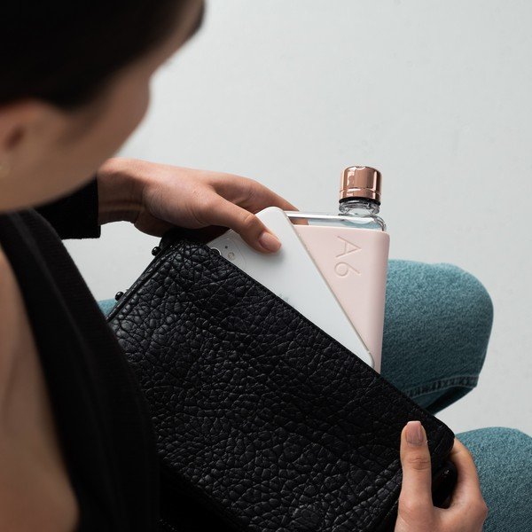 A6 Sleeve rózsaszín szilikon palacktartó - Memobottle-image-3