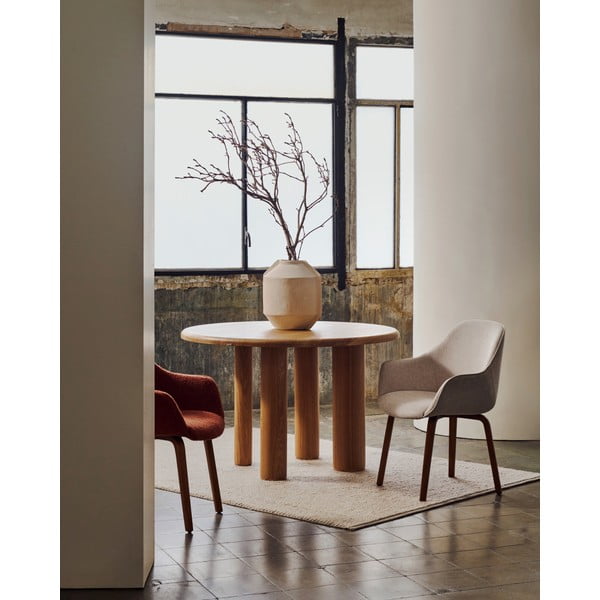 Bézs kárpitozott karfás étkezőfotel Nelida – Kave Home-image-1