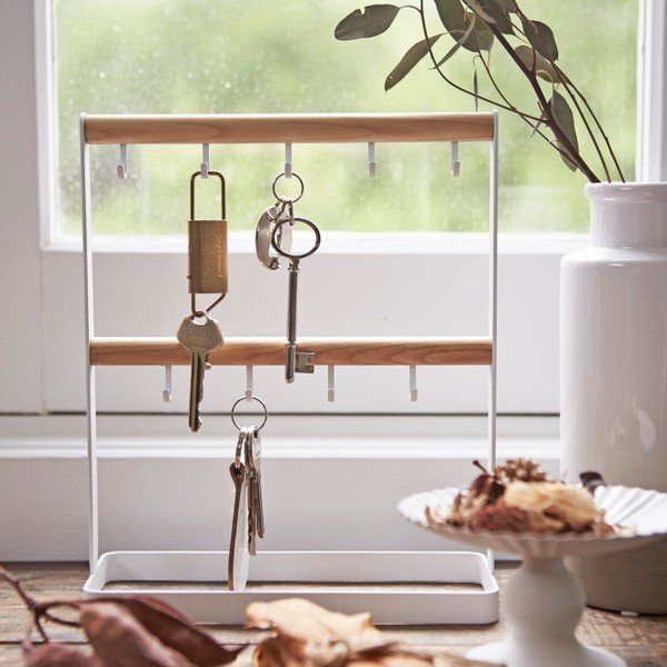 Tosca fehér asztali kulcstartó állvány bükkfa részletekkel - YAMAZAKI-image-1