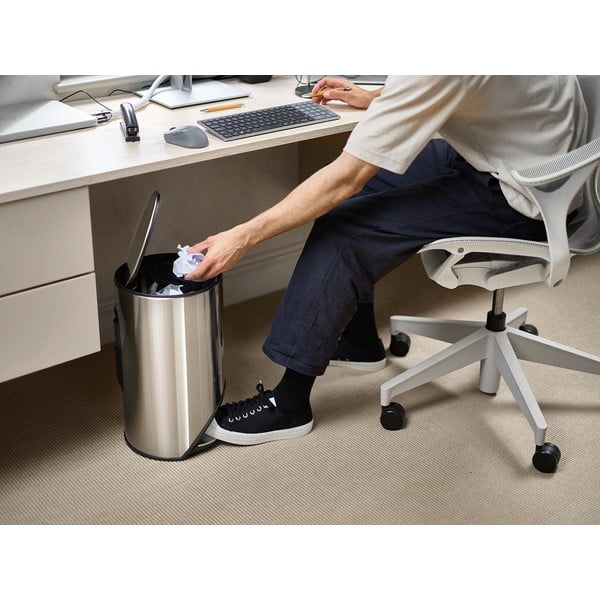 Fényes ezüstszínű rozsdamentes acél pedálos szemetes 10 l Arc – Joseph Joseph-image-1