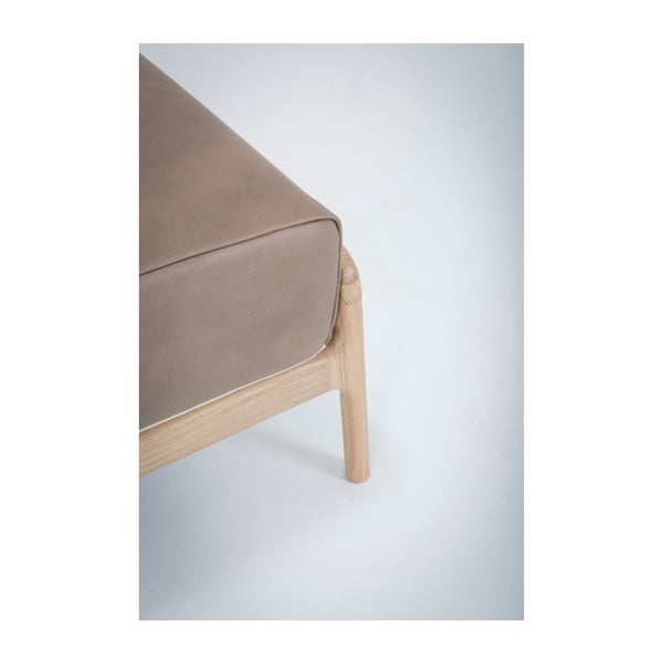Fawn világosbarna bivalybőr zsámoly tömör tölgyfa szerkezettel - Gazzda-image-3