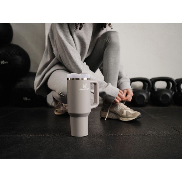 Világosszürke rozsdamentes acél termosz szívószállal 890 ml Quencher H2.O FlowState™ Tumbler Ash – Stanley-image-1