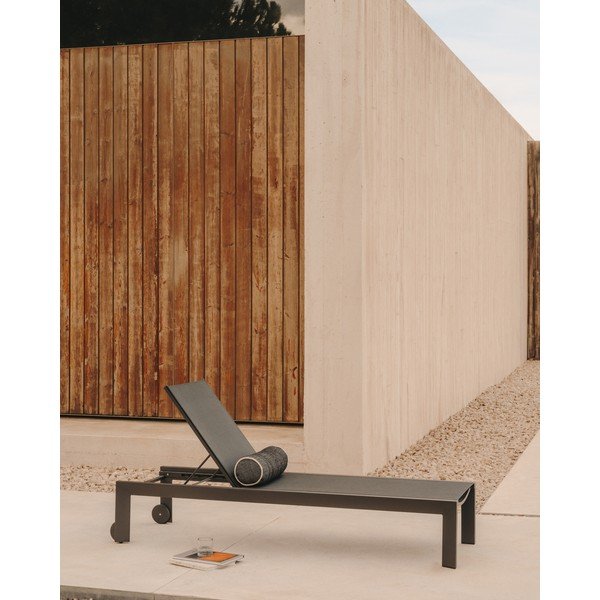 Fekete fém kerti napozóágy Canutells – Kave Home-image-1