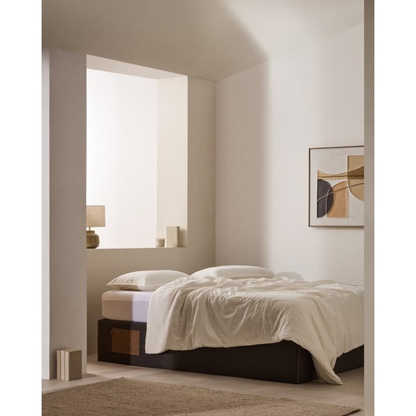 Fekete kárpitozott ágyneműtartós-ágytámla nélkül franciaágy 140x190 cm Matters – Kave Home-image-1