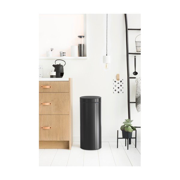 Matt fekete acél érintésre nyíló szemetes 30 l Touch Bin – Brabantia-image-1
