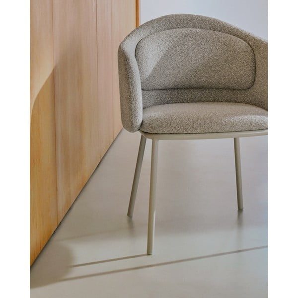Szürkésbézs kárpitozott karfás étkezőfotel Minda – Kave Home-image-2