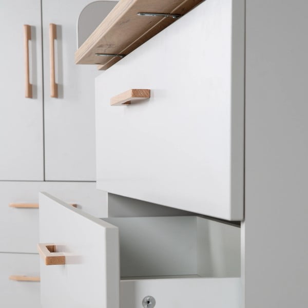 Világosszürke alacsony gyerek komód pelenkázó feltéttel tölgyfa dekorral 117x104 cm Caro – Roba-image-1