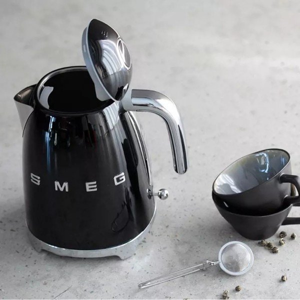 Fekete rozsdamentes acél vízforraló 1,7 l Retro Style – SMEG-image-1