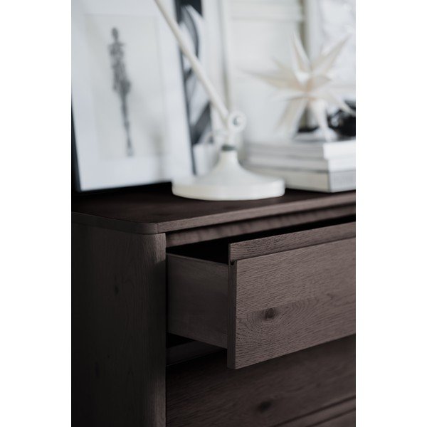 Sötét natúr színű komód tölgyfa dekorral 110x70x45 cm Melstone – Rowico-image-4