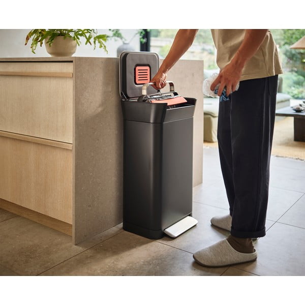 Fekete acél pedálos szemetes 30 l Titan – Joseph Joseph-image-3