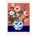 Poszter 30x40 cm Flowers on Blue Table – Carla Llanos – The Poster Club