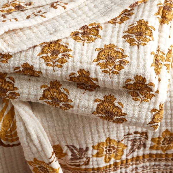 Okkersárga-fehér pamut ágytakaró egyszemélyes ágyra 130x170 cm Ines Floral Matelassé – Pineapple Elephant-image-3