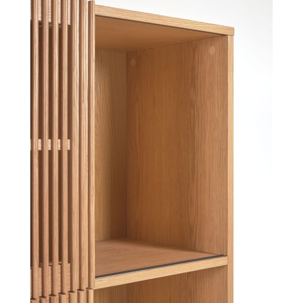 Natúr színű könyvespolc tolóajtóval, tölgyfa dekorral 85x170 cm Beyla – Kave Home-image-3