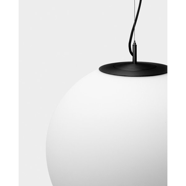 Fehér-fekete fém függőlámpa üveg búrával ø 50 cm Brisia – Kave Home-image-2