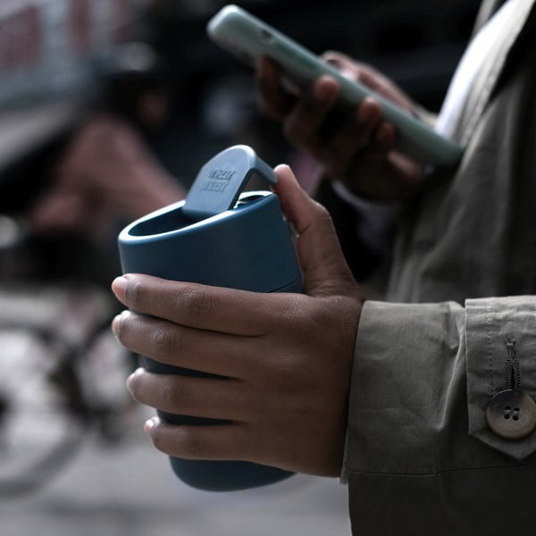 Sötétkék utazóbögre 340 ml Sipp – Joseph Joseph-image-1