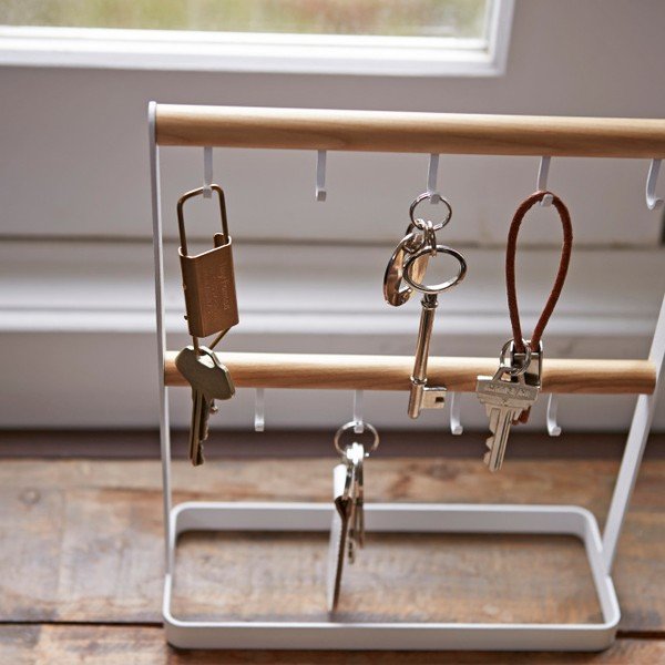 Tosca fehér asztali kulcstartó állvány bükkfa részletekkel - YAMAZAKI-image-3