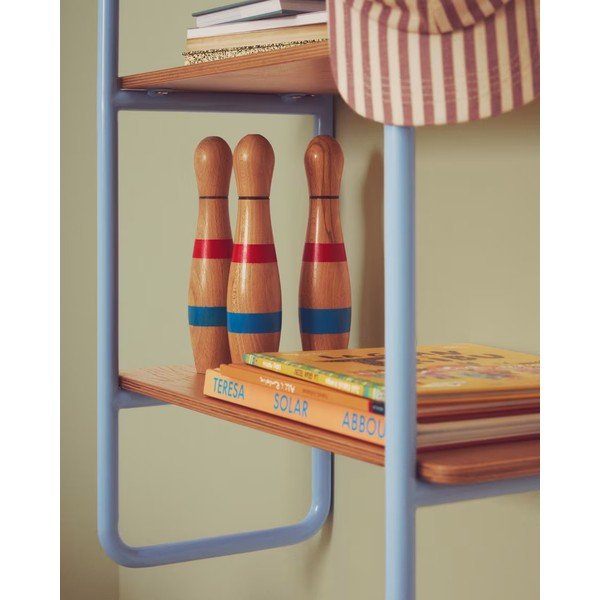 Világoskék-natúr színű függő gyerek könyvespolc kőrisfa dekorral 60x70x28 cm Tinn – Kave Home-image-4