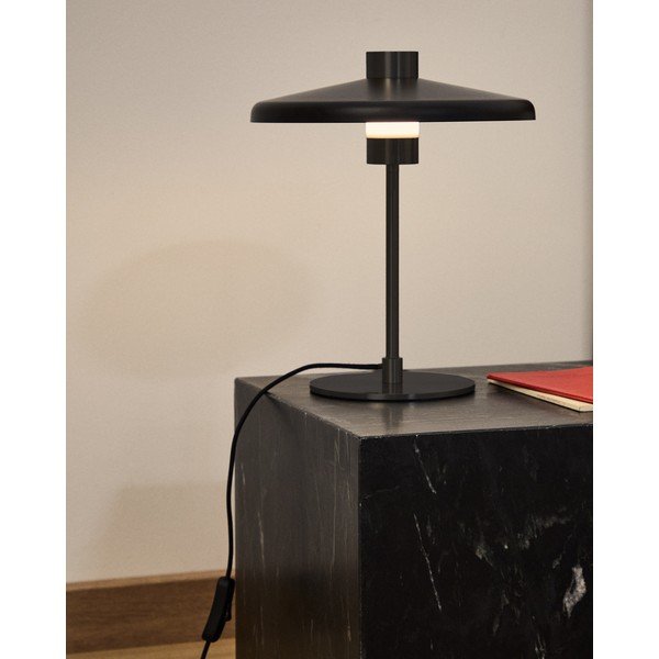 Fekete asztali lámpa fém búrával (magasság 32,5 cm) Nuvira – Kave Home-image-1