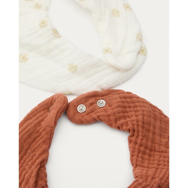 Krémszínű-terrakotta színű pamut nyálfogó készlet 2 db-os Olna – Kave Home-image-4