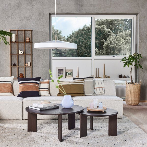 Sötét natúr színű kőrisfa kerek dohányzóasztal ø 65 cm Oy – OYOY Living Design-image-2