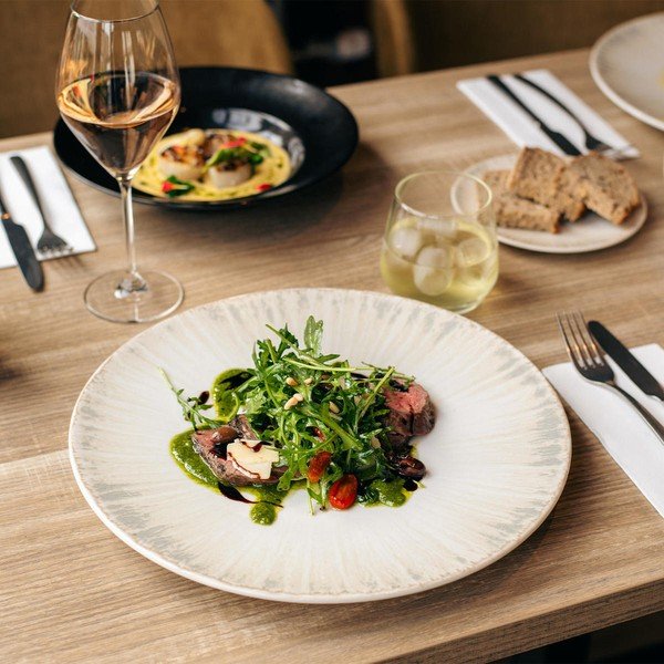Világosszürke szervírozó porcelán tányér ø 32 cm Nuance – BonBistro-image-1