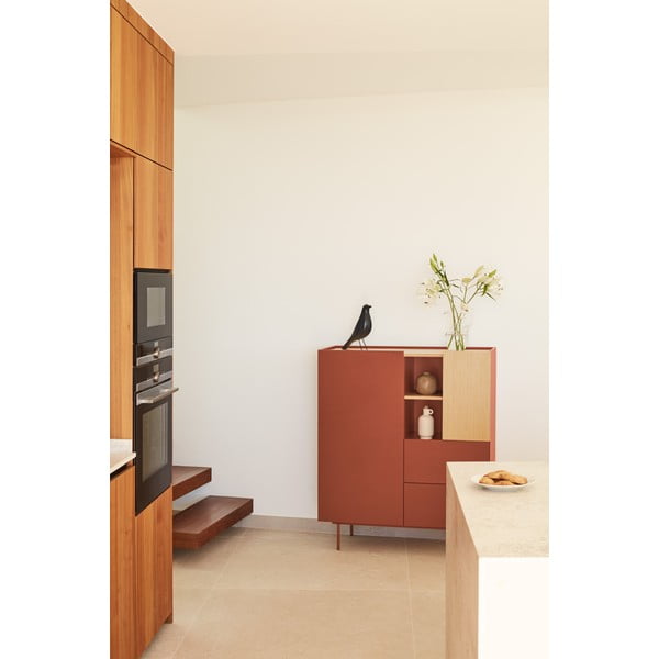 Téglavörös-natúr színű magas komód tölgyfa dekorral 100x120 cm Otto – Teulat-image-1