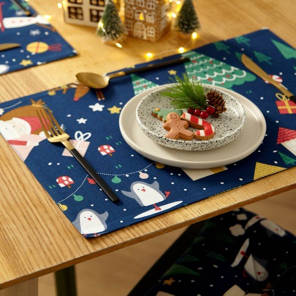 Karácsonyi mintás textil tányéralátét szett 2 db-os 30x46 cm Santa's Christmas Wonderland – Catherine Lansfield-image-1