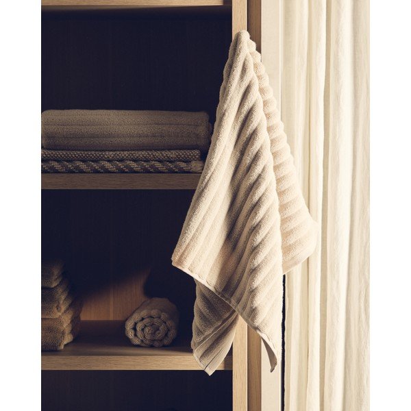 Bézs frottír pamut törölköző 30x50 cm Navira – Kave Home-image-1