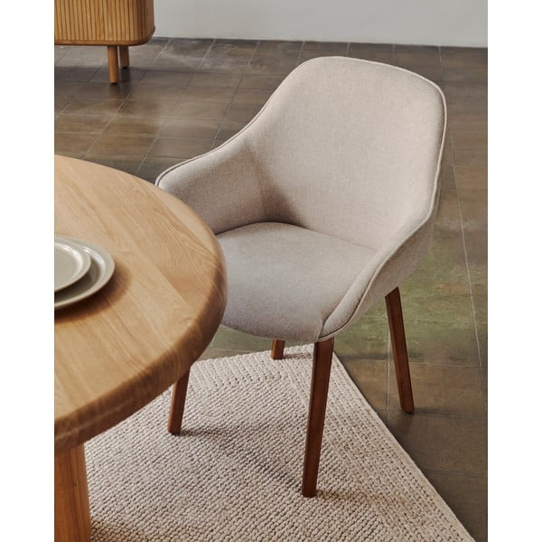 Bézs kárpitozott karfás étkezőfotel Nelida – Kave Home-image-2