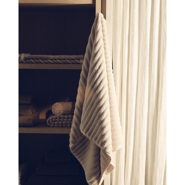 Bézs frottír pamut törölköző 50x90 cm Navira – Kave Home-image-1