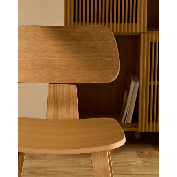 Natúr színű étkezőszék tölgyfa dekorral Gena – Kave Home-image-1