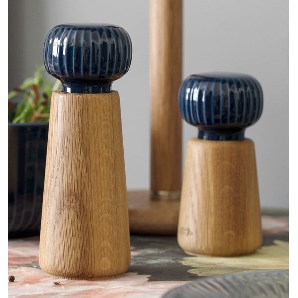 Hammershoi tölgyfa fűszerőrlő, sötétkék porcelán részletekkel, magasság 17,5 cm - Kähler Design-image-1