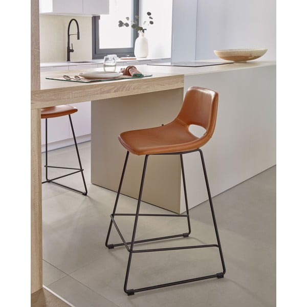 Konyakbarna bőrutánzat bárszék (ülésmagasság 65 cm) Zahara – Kave Home-image-1