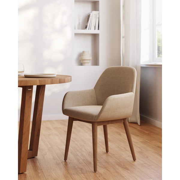 Bézs kárpitozott karfás étkezőfotel Konna – Kave Home-image-1