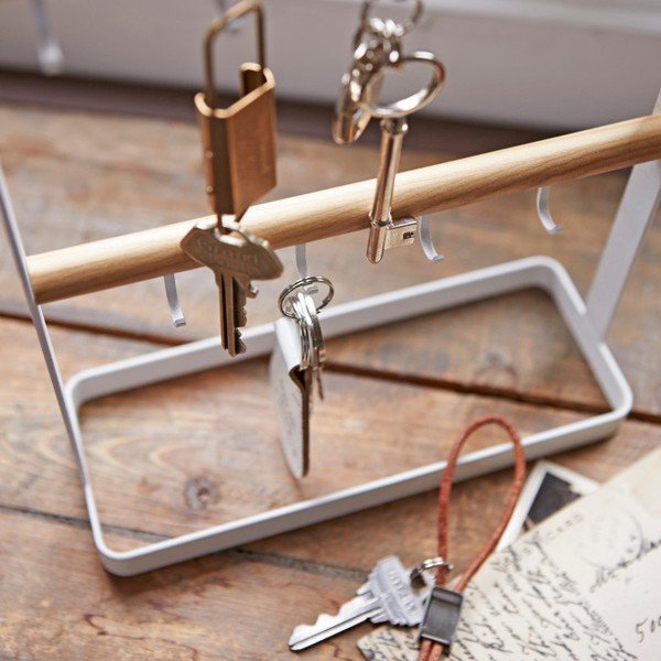 Tosca fehér asztali kulcstartó állvány bükkfa részletekkel - YAMAZAKI-image-2