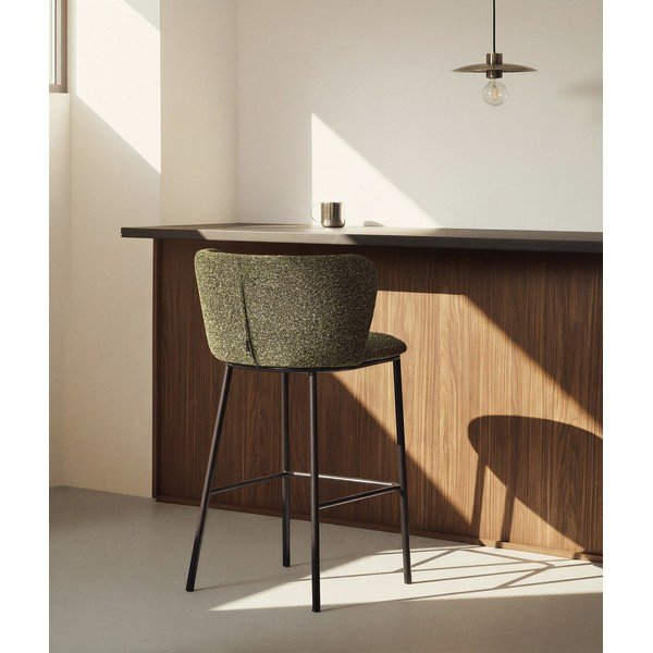 Sötétzöld kárpitozott bárszék (ülésmagasság 75 cm) Ciselia – Kave Home-image-2