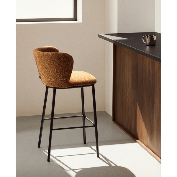 Terrakotta színű kárpitozott bárszék (ülésmagasság 75 cm) Ciselia – Kave Home-image-1