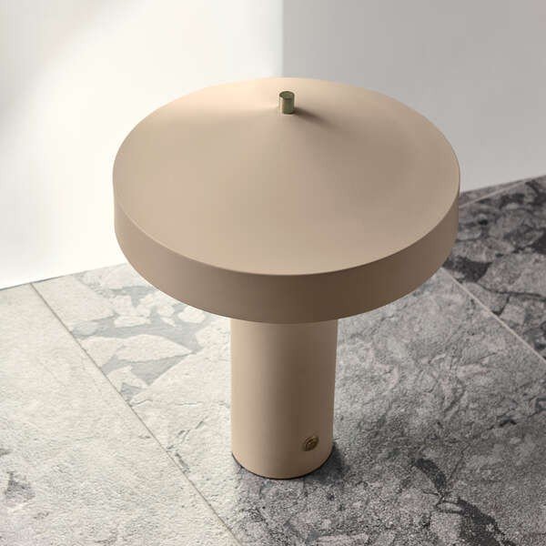Szürkésbarna fém asztali lámpa (magasság 41 cm) Hatto – OYOY Living Design-image-1