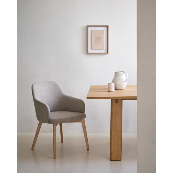 Bézs kárpitozott karfás étkezőfotel Nelida – Kave Home-image-1