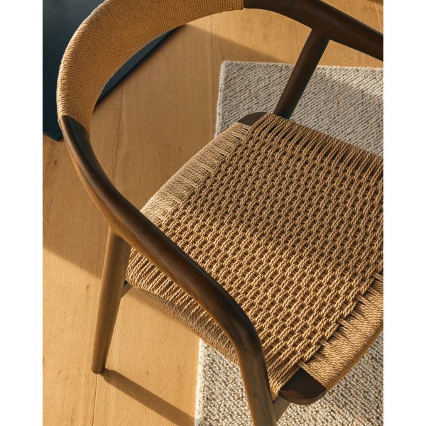 Sötét natúr színű karfás étkezőszék Derile – Kave Home-image-4