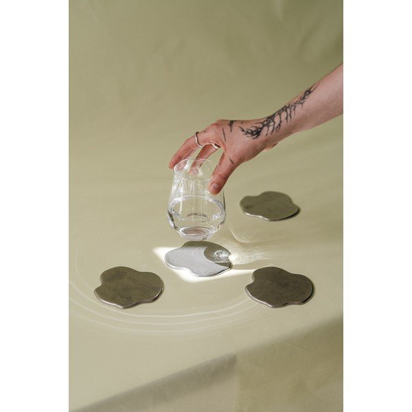 Ezüstszínű fém poháralátét szett 4 db-os Plama – noo.ma-image-3