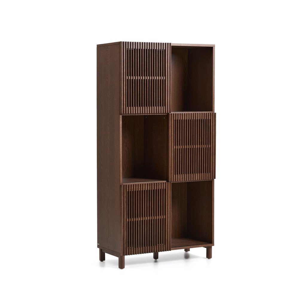 Sötétbarna könyvespolc tolóajtóval diófa dekorral 84,5x170x42,5 cm Beyla  Kave Home