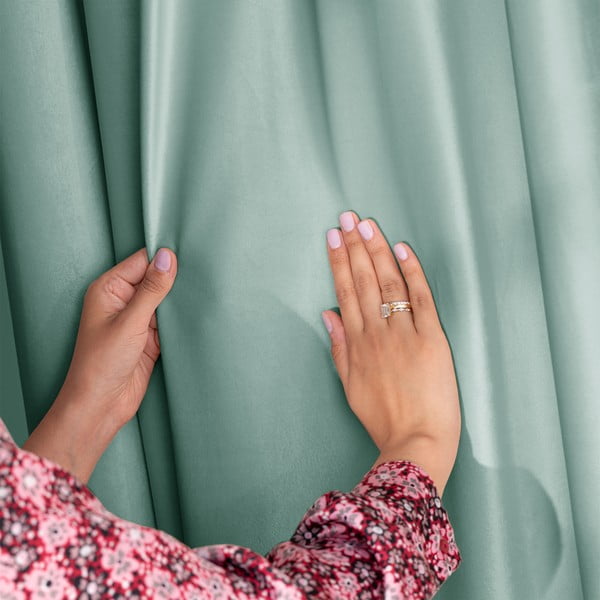 Világoszöld bársony dimout (részleges sötétítő) függöny 140x245 cm Pleat – Restilo-image-1